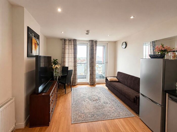 1 Bedroom Flat For Sale In High Road, Ilford, IG1