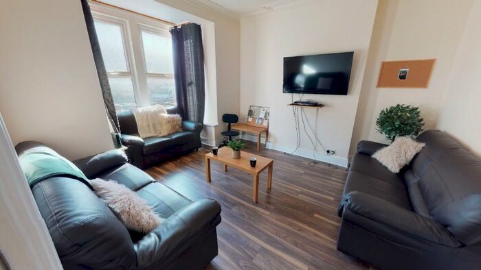 3 Bedroom Terraced House To Rent In Yarborough Road - Bed For /, LN1