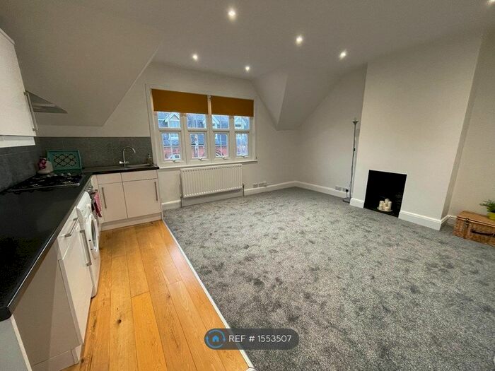 1 Bedroom Flat To Rent In Bush Hill Park, Enfield, EN1