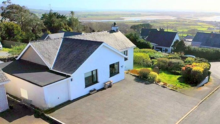 3 Bedroom Detached Bungalow For Sale In Swyn Y Grug, Pant Yr Onnen Estate, Llanfair, LL46