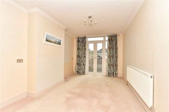 3 Bedroom Semi-Detached House For Sale In Gloucester Avenue, Welling, Kent, DA16