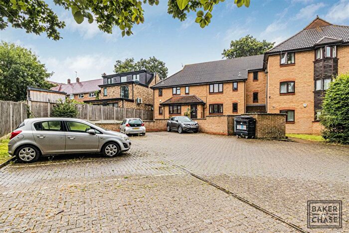 1 Bedroom Flat For Sale In Woodside Court, Perry Mead, Enfield, EN2