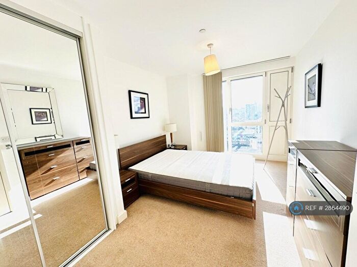 3 Bedroom Flat To Rent In Jefferson Plaza, London, E3