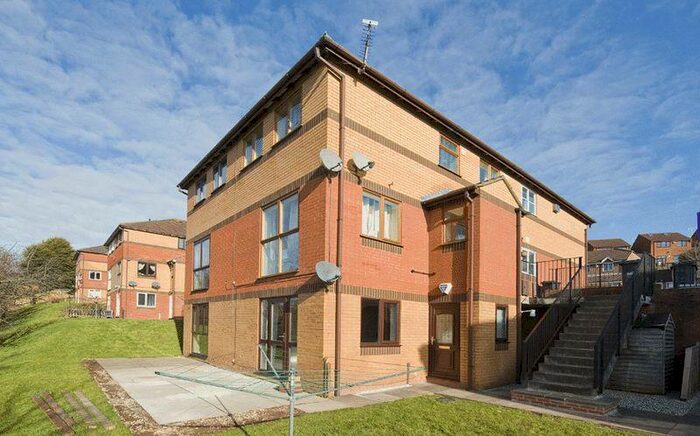 2 Bedroom Flat To Rent In Surrey Drive, Kingswinford, DY6