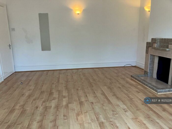 4 Bedroom Semi-Detached House To Rent In Siward Road, Bromley, BR2