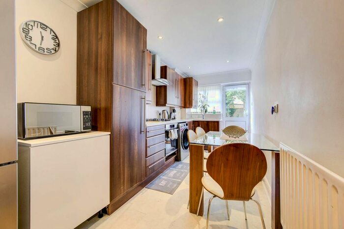 2 Bedroom Flat To Rent In Harwood Road, Fulham, London, SW6