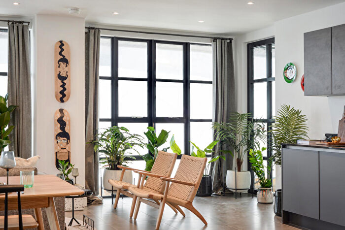 3 Bedroom Apartment For Sale In The Bagel Factory, Hackney Wick, E9 - Photo 2