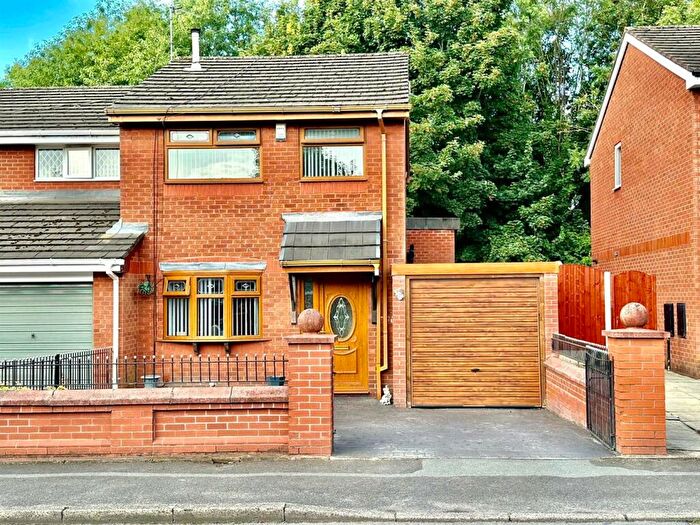 3 Bedroom Semi-Detached House For Sale In Graver Lane, Manchester, M40