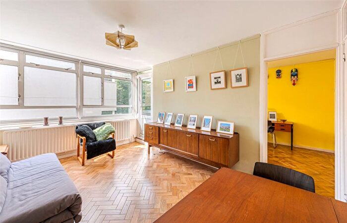 1 Bedroom Flat For Sale In Churchill Gardens, Pimlico, London, Uk, SW1V