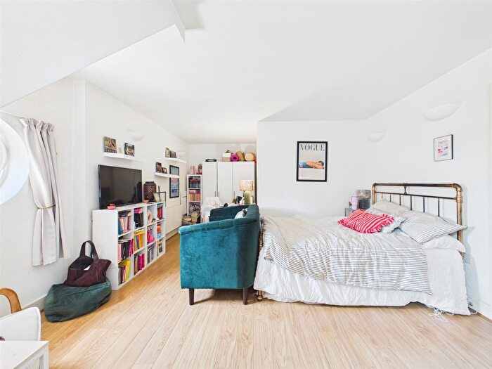 Studio To Rent In Drapers Court, Kingsway Square, SW11