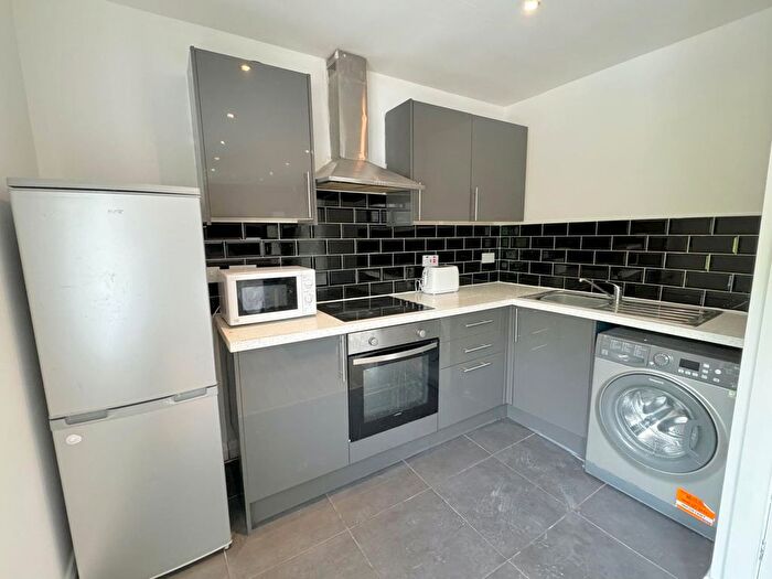 1 Bedroom Flat To Rent In Roundhay Road, Leeds, West Yorkshire, LS8