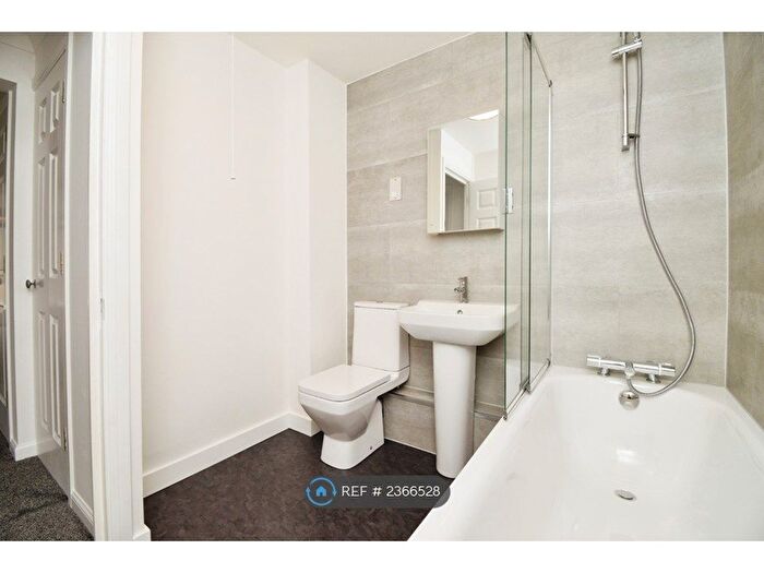 2 Bedroom Flat To Rent In Chatsworth House, London, E16