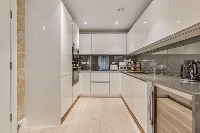 2 Bedroom Flat To Rent In Central Avenue, Sands End, SW6