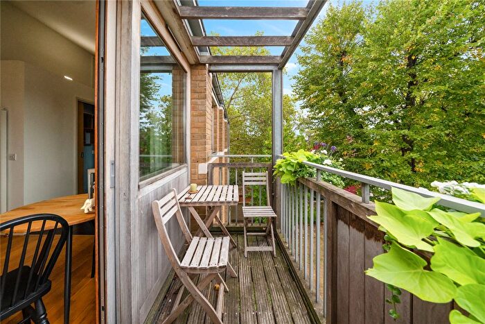 2 Bedroom Flat For Sale In Highbury Crescent, London, N5