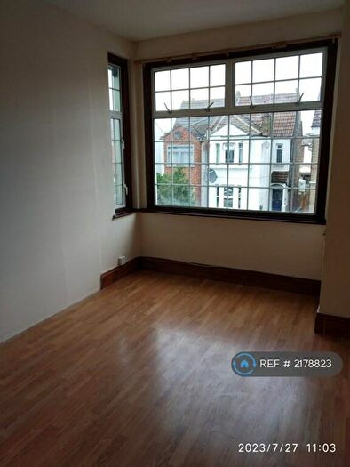 3 Bedroom Flat To Rent In South Norwood, London, SE25