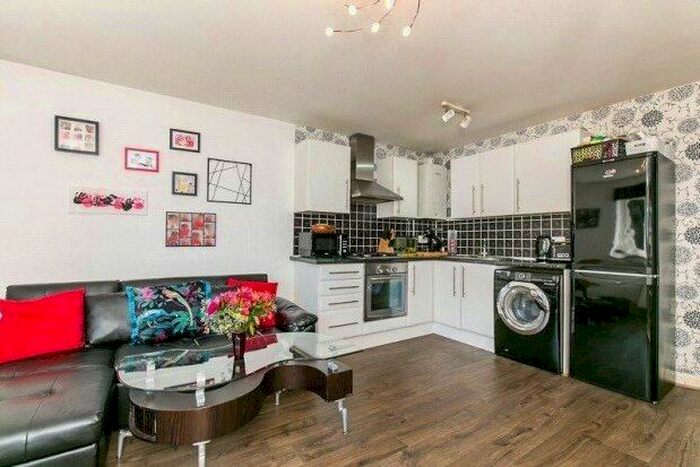 2 Bedroom Flat To Rent In Buckhurst Close, Redhill, RH1