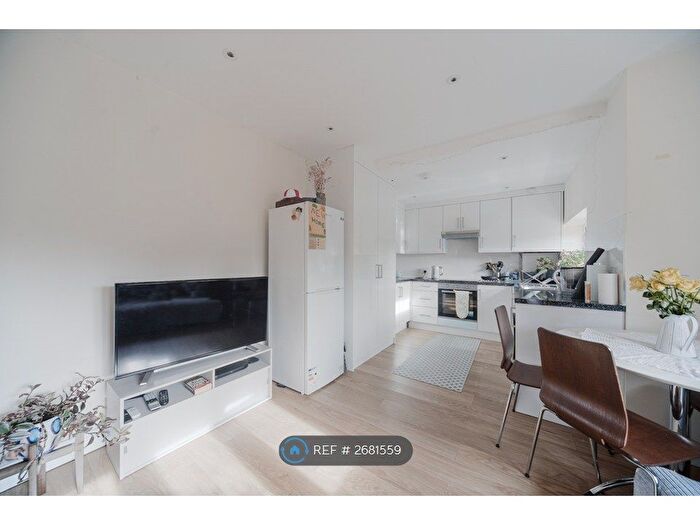 3 Bedroom Flat To Rent In Crowther Avenue, Brentford, TW8