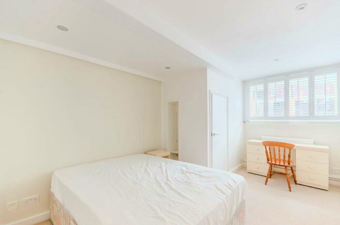 2 Bedroom Flat To Rent In Boundaries Road, Balham, London, SW12