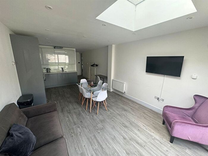 2 Bedroom Flat To Rent In Vivian Avenue, London, NW4