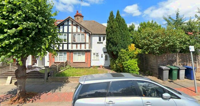 3 Bedroom Flat To Rent In Montpelier Rise, London, NW11