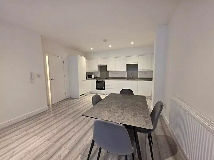 2 Bedroom Flat To Rent In High Street, Hounslow, TW3