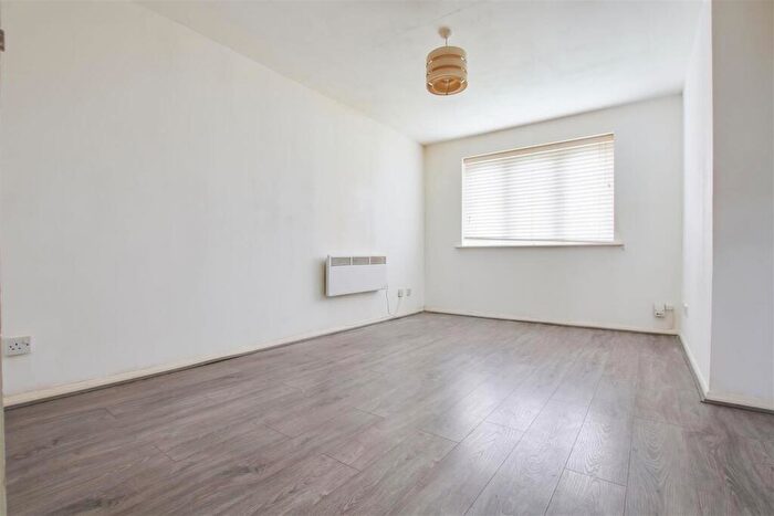 1 Bedroom Flat For Sale In Waddington Close, Enfield, EN1