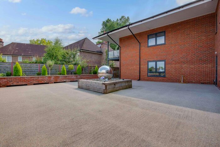 2 Bedroom Flat To Rent In Chenies Mews, Little Chalfont, HP7