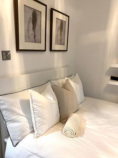 1 Bedroom Flat To Rent In Flat, Portland Street, - Bed, LN5