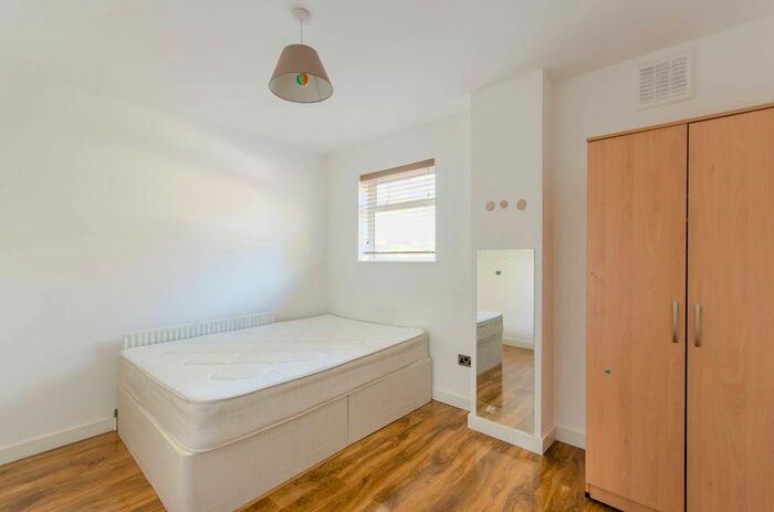 2 Bedroom Flat To Rent In Rosemont Road, Acton, London, W3