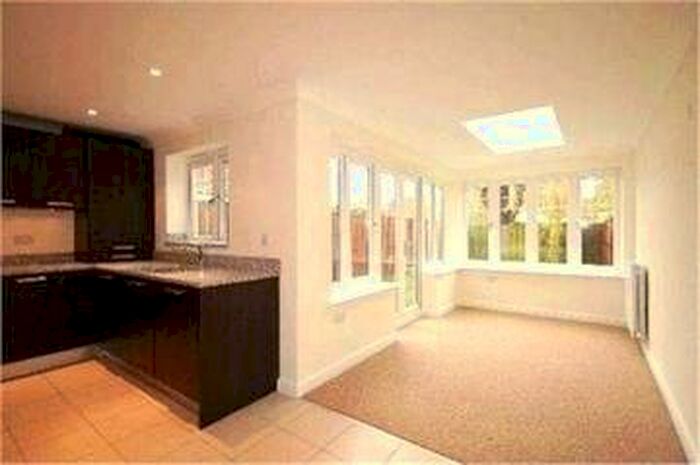 3 Bedroom Semi-Detached House To Rent In Barton Road, Slough, SL3