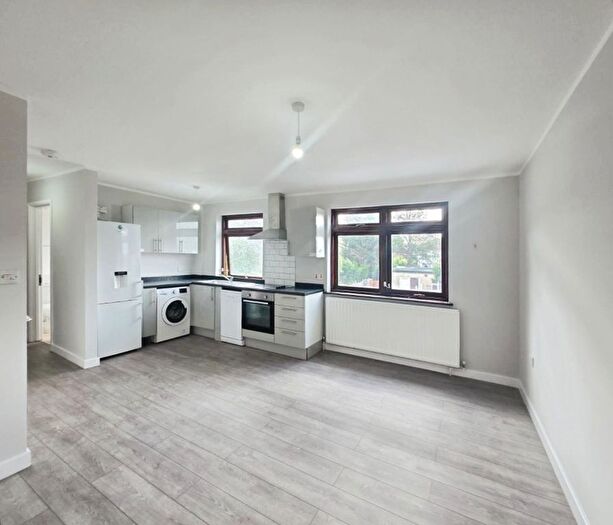 3 Bedroom Flat To Rent In Flat, Malvern Avenue Rayners Lane, Middlesex, HA2