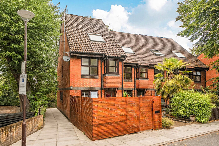 2 Bedroom Maisonette For Sale In Grovelands Close, London, SE5