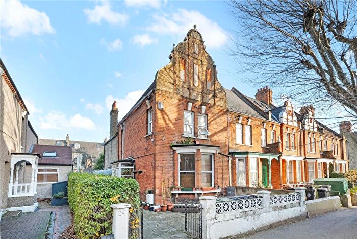 2 Bedroom Flat For Sale In Pretoria Avenue, Walthamstow, London, E17