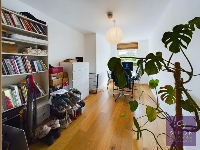 2 Bedroom Apartment To Rent In Holders Hill Road, Mill Hill, NW7