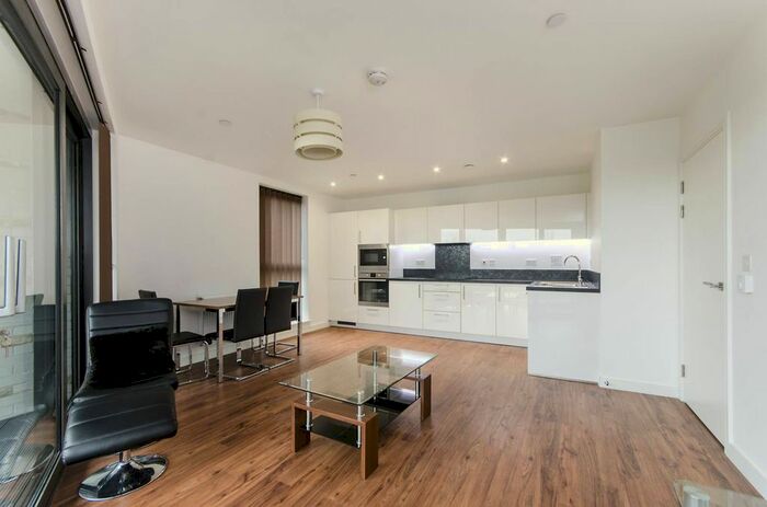 2 Bedroom Flat To Rent In Kingfisher Heights, Royal Docks, London, E16