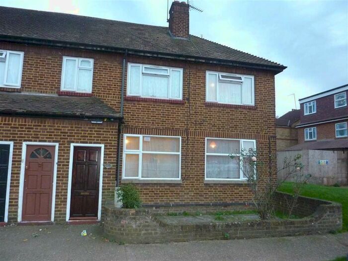 2 Bedroom Flat To Rent In Regal Court, London, N18