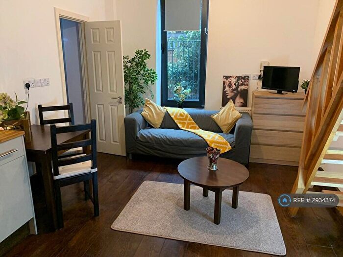 Studio To Rent In Edgware Road, London, NW2