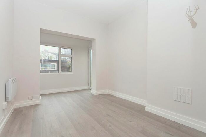 Studio To Rent In Hillside Crescent, Leigh-On-Sea SS9