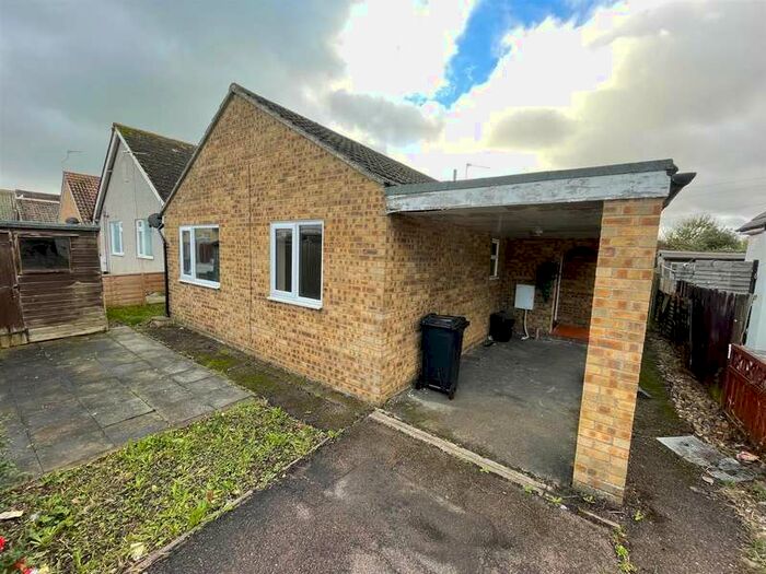 3 Bedroom Detached Bungalow To Rent In Golf Green Road, Jaywick, Clacton-on-sea, CO15