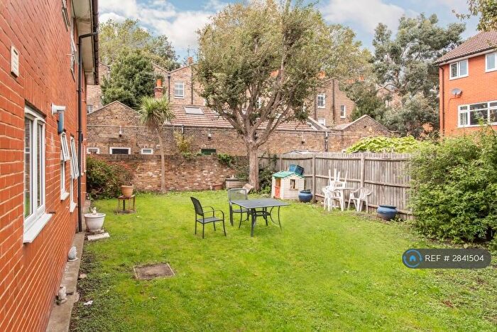 3 Bedroom Flat To Rent In Clark Street, London, E1