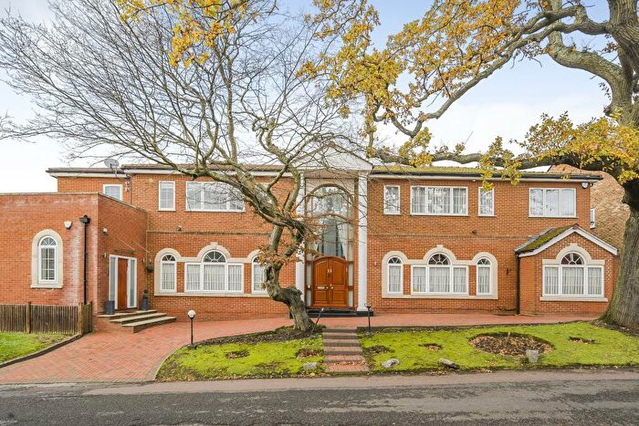 7 Bedroom Detached House For Sale In Crooked Usage, Finchley, N3