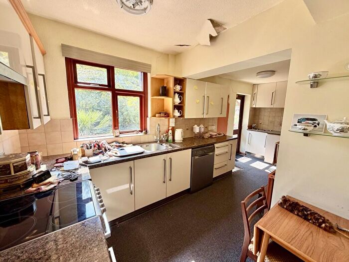 4 Bedroom Detached House For Sale In Higher Blandford Road, Broadstone, BH18 - Photo 10