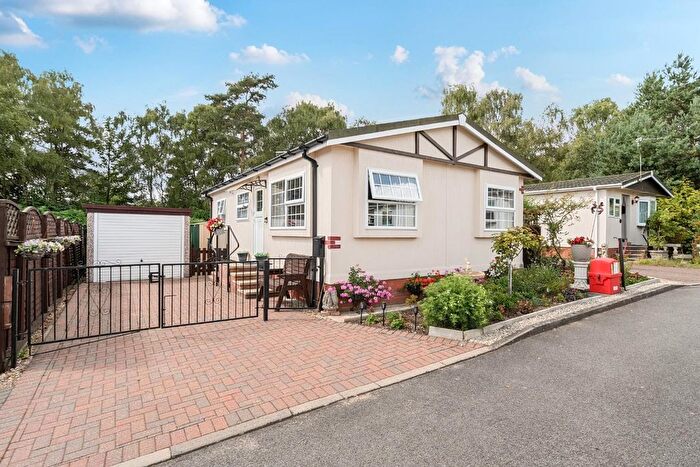 2 Bedroom Mobile/park Home For Sale In Oaklands Park, Roughton Moor, Woodhall Spa, LN10