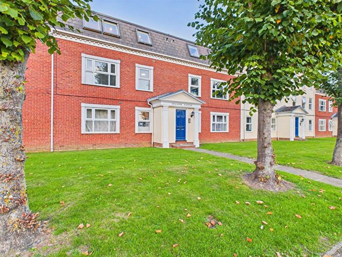2 Bedroom Flat For Sale In Dove Place, Watermead, Aylesbury, HP19