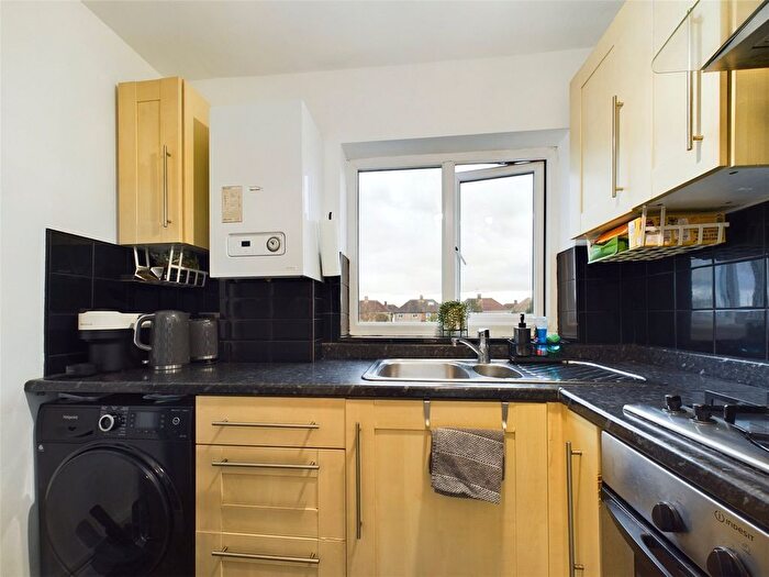 1 Bedroom Flat For Sale In Fourth Avenue, Romford, RM7