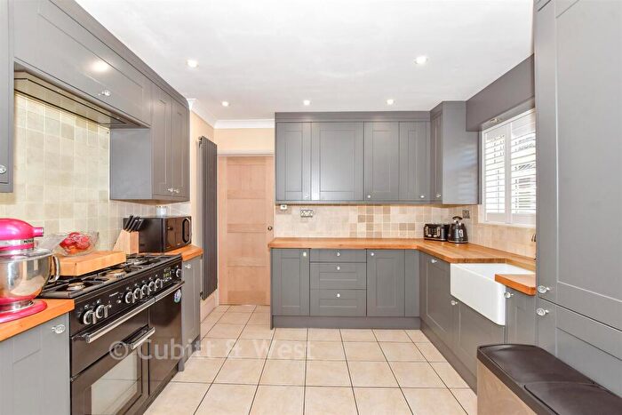 4 Bedroom Chalet For Sale In Timberlane, Waterlooville, Hampshire, PO7