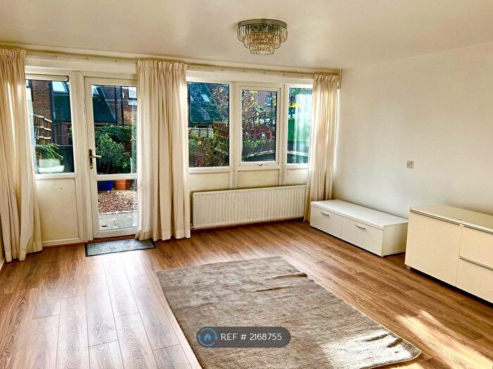 2 Bedroom Maisonette To Rent In White City Road, London, W12