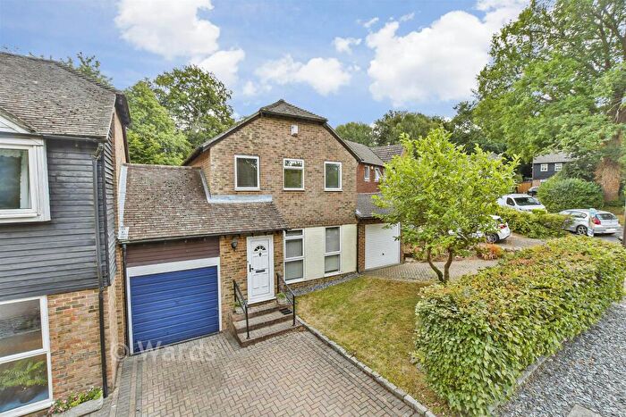 3 Bedroom Link Detached House For Sale In Sadlers Close, Walderslade, Chatham, Kent, ME5