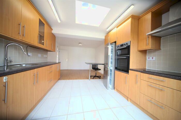 2 Bedroom Flat To Rent In Summers Lane, London, N12