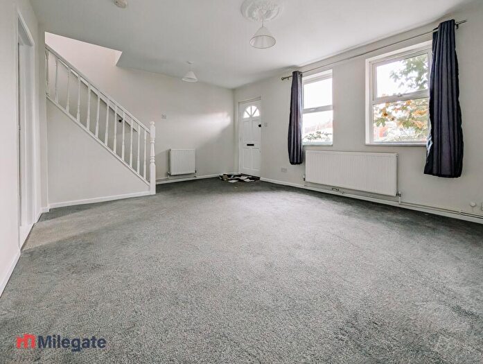 3 Bedroom Semi Detached House To Rent In Hampton Crescent, Gravesend, DA12